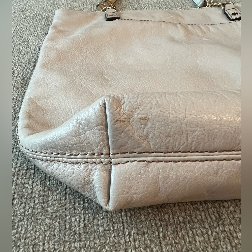Michael Kors Leather Bag w/ gold accents - Picture 3 of 16